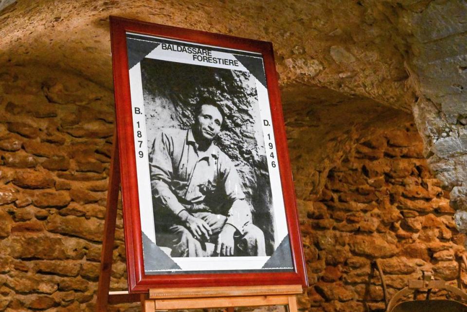 Un retrato de Baldassare Forestiere se exhibe en los Forestiere Underground Gardens de Fresno, a donde miles de visitantes acuden para ver su creación subterránea.