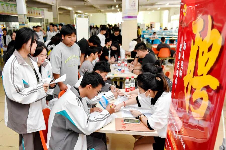 中國浙江省學生15日在招聘會上尋求實習就業機會。（中新社）