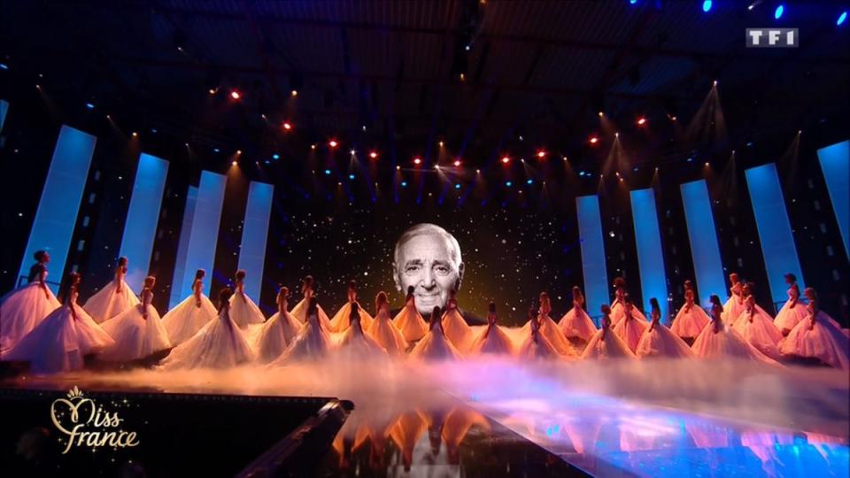 <p>Après Johnny Hallyday l’an dernier, c’est au regretté Charles Aznavour que les Miss rendent hommage cette année en défilant dans de sublimes robes de princesses sur l’inoubliable “Hier encore”. </p>