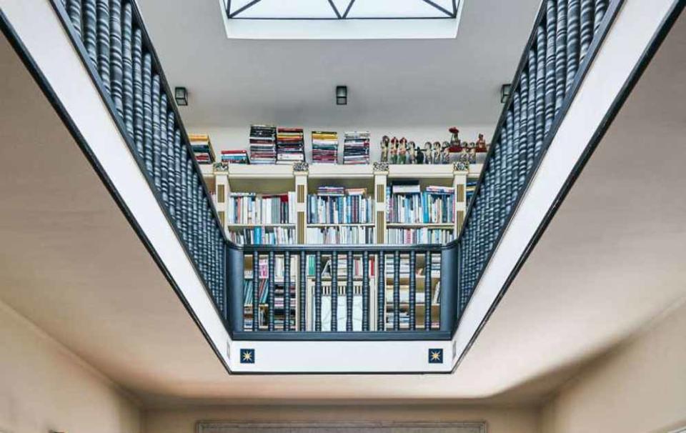 <p>La galleria del primo piano funge anche da biblioteca e porta a tre camere da letto, ognuna dotata di bagno e spogliatoio. (Engel & Völkers) </p>