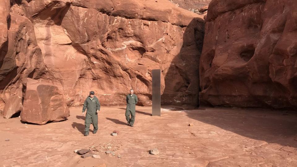 Der Metall-Monolith steht inmitten einer roten Felsenlandschaft in einer entlegenen Gegend des US-Bundesstaates Utah.