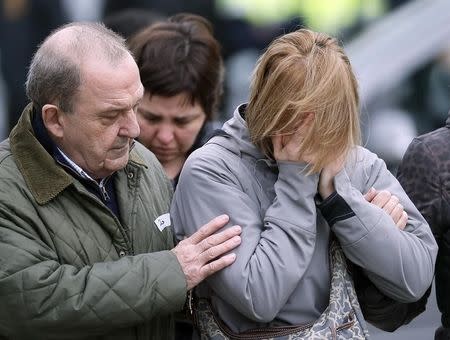 Cuarenta y cinco de las 150 personas que iban en el avión de Germanwings siniestrado el martes en los Alpes franceses tras despegar de Barcelona tenían apellido español, dijo la vicepresidenta del Gobierno, Soraya Sáenz de Santamaría. En la imagen, familiares de pasajeros del vuelo accidentado de Germanwings en el aeropuerto de El Prat, en Barcelona, el 24 de marzo de 2015. REUTERS/Albert Gea