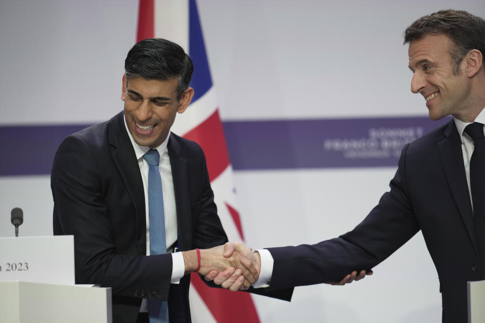 French President Emmanuel Macron, right, and Britain's Prime Minister Rishi Sunak shake hands during a joint news conference at the Elysee Palace in Paris, Friday, March 10, 2023. French President Emmanuel Macron and British Prime Minister Rishi Sunak meet Friday in Paris in a summit aimed at mending relations following post-Brexit tensions, improving military and business ties and toughening efforts against Channel migrant crossings. (AP Photo/Kin Cheung, Pool)