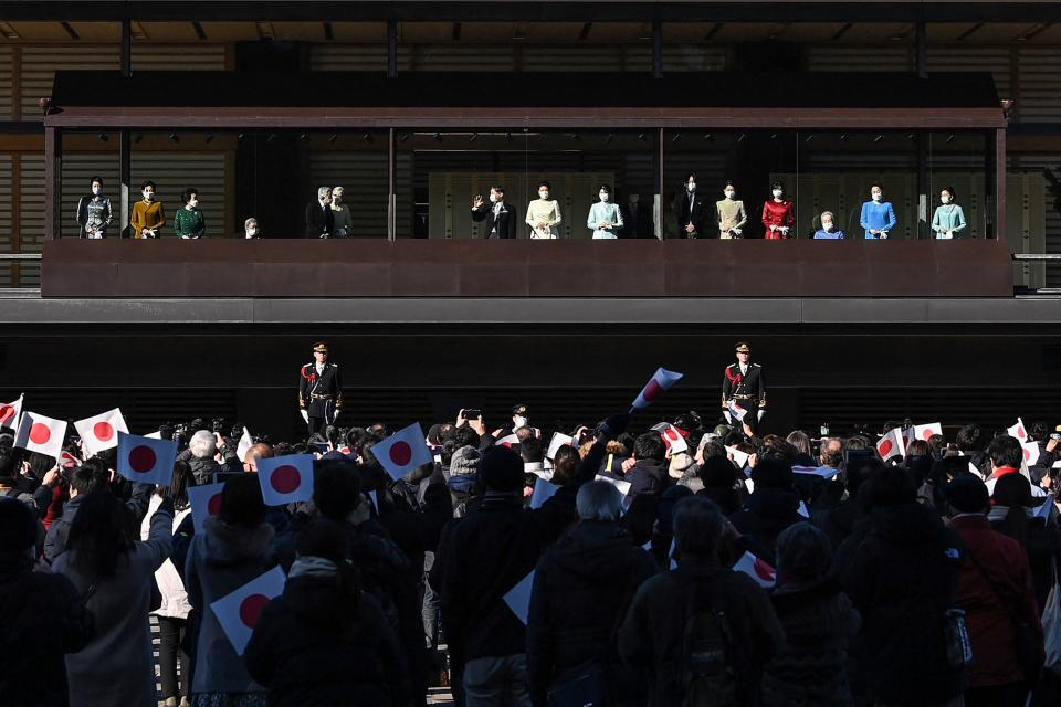 成年的日本皇室成員接受民眾新年參賀。（AFP）
