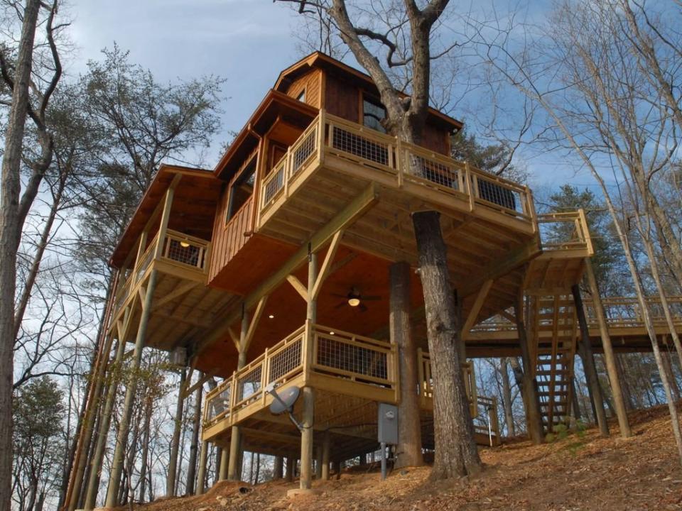 This upscale treehouse includes a fire pit, hot tub, and even a hanging bed that make it feel like a true getaway. Located off of hiking trails and forests, it's an ideal stay for adventurers. <a href="https://www.vrbo.com/836640" target="_blank">Check it out</a>.&nbsp;