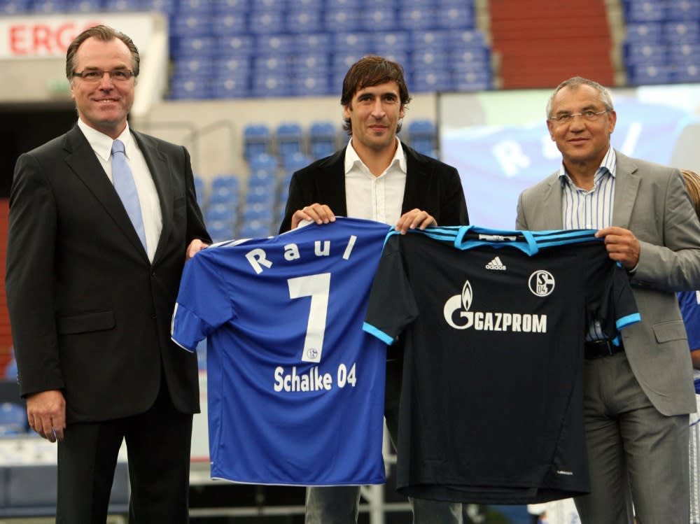 Einst zusammen auf Schalke: Raul (M.) und Magath (r.) (PATRIK STOLLARZ)
