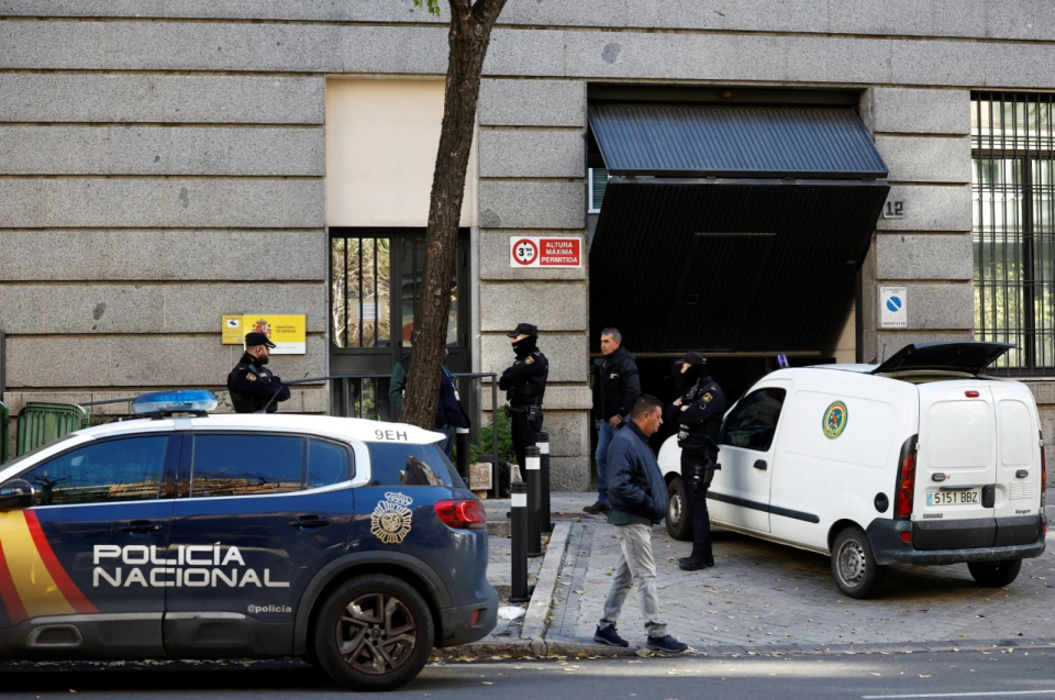 Spanish police near the Ministry of Defense of Spain, where they also found a delivery with explosives <span class="copyright">REUTERS/Juan Medina</span>