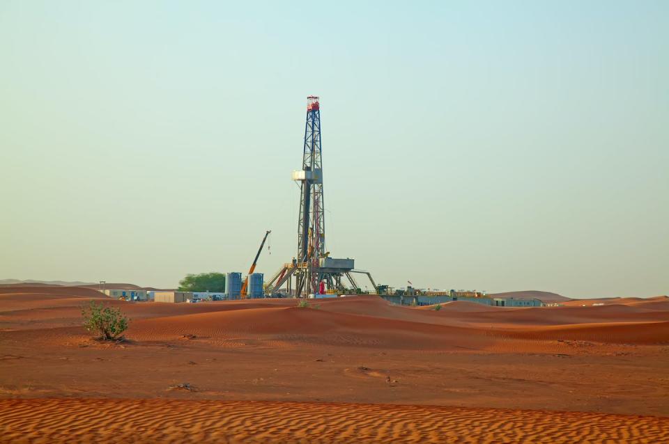 Un champ pétrolier dans le désert d’Arabie, près de Dubaï. <a href="https://www.shutterstock.com/image-photo/sunset-over-oil-field-red-sand-350313140" rel="nofollow noopener" target="_blank" data-ylk="slk:Fedor Selivanov/Shutterstock;elm:context_link;itc:0;sec:content-canvas" class="link ">Fedor Selivanov/Shutterstock</a>