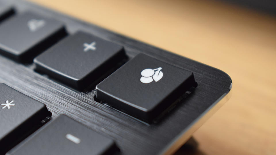 Cherry KW X ULP wireless keyboard review photographs