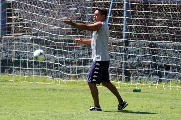 Grita, corrige, ordena... Gamboa como entrenador, pero la imagen es de 2013, en Independiente Rivadavia, de Mendoza... en el ascenso; "Me pusieron un cartelito por ir a dirigir al Nacional, me marcaron. Jamás me lo hubiese imaginado", analiza 
