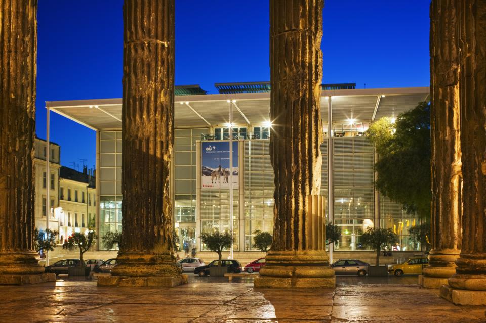 View of the Carre d’Art from Maison Carree at dusk.