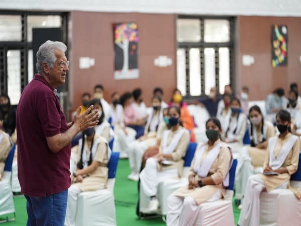 Arjun Malhotra, co-founder of HCL, interacting with students. 