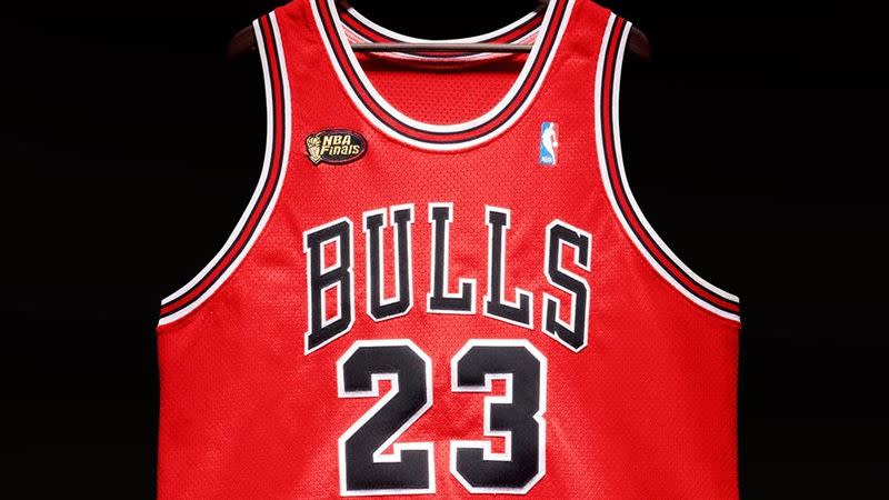 喬丹（Michael Jordan）在1997-98年賽季總冠軍賽上的實穿球衣拍賣價估計將超過500萬美元。（圖／翻攝自Sotheby's臉書）