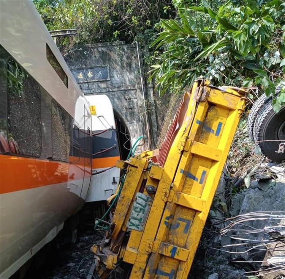 工程車與太魯閣號相撞，車身零件四散各地，但仍可辨識出車號。   圖：翻攝阿美族的歌臉書