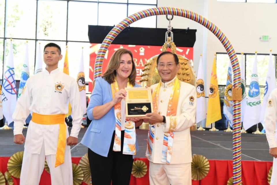 ▲洪道子博士致贈Santa Clara市長Lisa Gillmor心鑰，象徵良心是開啟世界光明未來的鑰匙。（記者李欣翻攝）