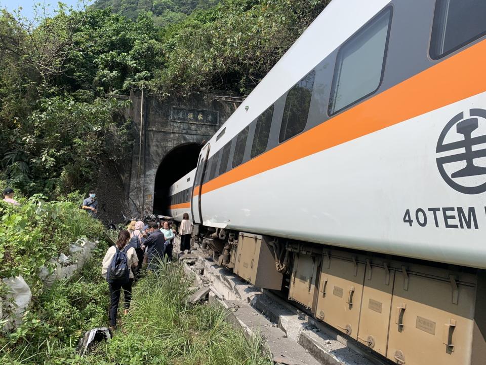 台鐵太魯閣號於花蓮大清水隧道發生嚴重出軌意外，造成50人死亡的悲劇。   圖：中央災害應變中心／提供（資料照）