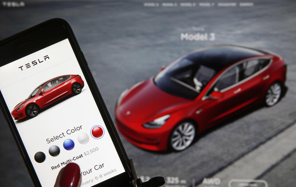 En esta ilustración fotográfica, el sitio web de Tesla que muestra el modelo Tesla 3 se muestra en la pantalla de un iPhone el 18 de marzo de 2019 en París, Francia. (Foto de Chesnot/Getty Images)
