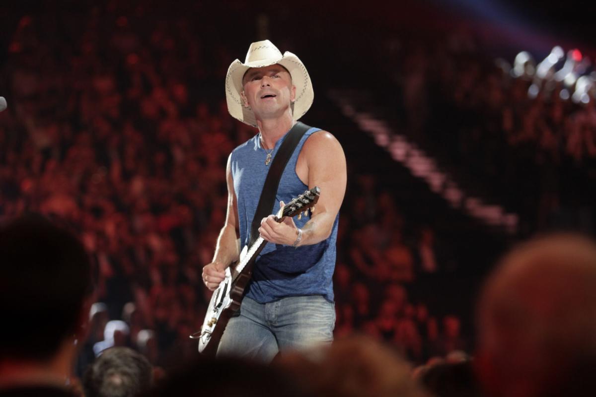 Kenny Chesney is a South Carolina fan now