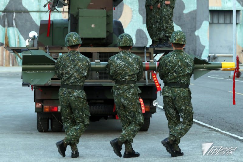 20170117-106年國軍春節加強戰備巡弋第二站來到空軍台南基地，衛戍基地空防安全的防砲部隊，協力搬運車載劍一飛彈，展現捍衛領空的決心。(蘇仲泓攝)