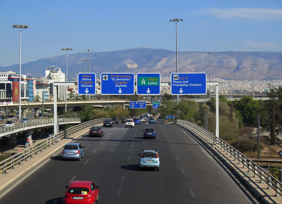 <p>En Grecia hay pocas autopistas de peaje. Las dos principales salen de la capital, Atenas: una en dirección al Peloponeso y la otra a la ciudad de Tesalónica. El precio depende de los kilómetros recorridos. (Foto: Bildagentur-online / Universal Images Group / Getty Images).</p> 