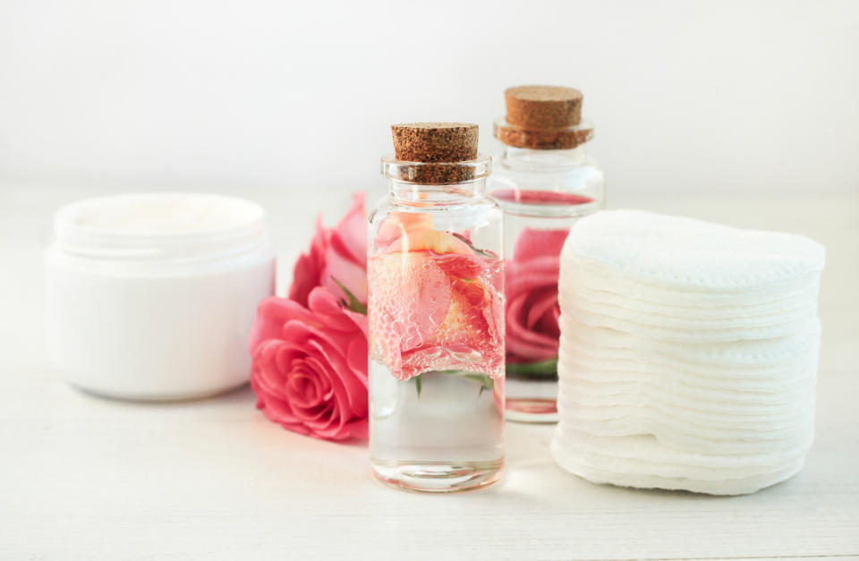 Rosenwasser hilft gegen Alterserscheinungen und Unreinheiten. (Bild: Getty Images)