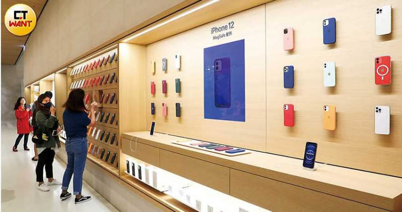 位於台北信義A13的Apple直營店，擁有數量最多的iPhone手機殼供「果迷」挑選，並提供現場試裝服務。（圖／王永泰攝）