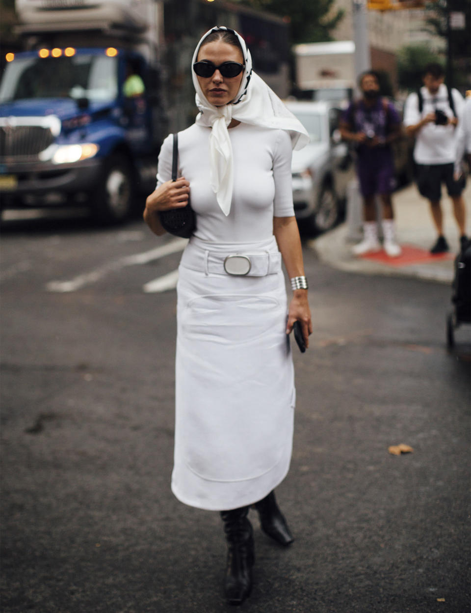 LA JUPE BLANCHE MAXI AVEC DES BOTTES NOIRES