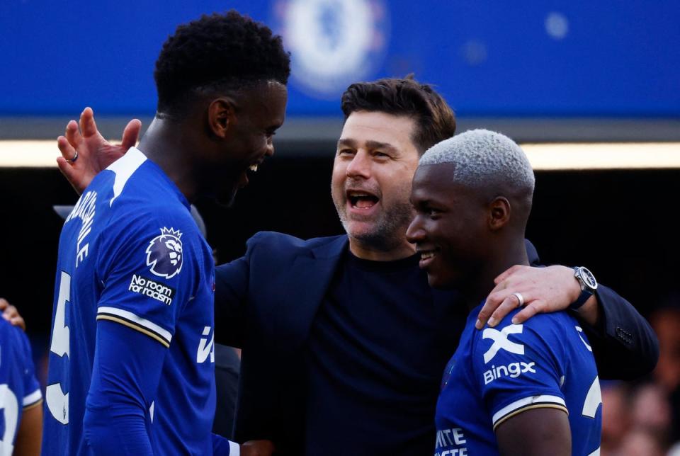 El técnico del Chelsea, Mauricio Pochettino, celebra una quinta victoria consecutiva (Action Images vía Reuters)