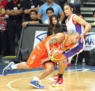 Sol Mercado drives against Alex Mallari. (PBA Images)