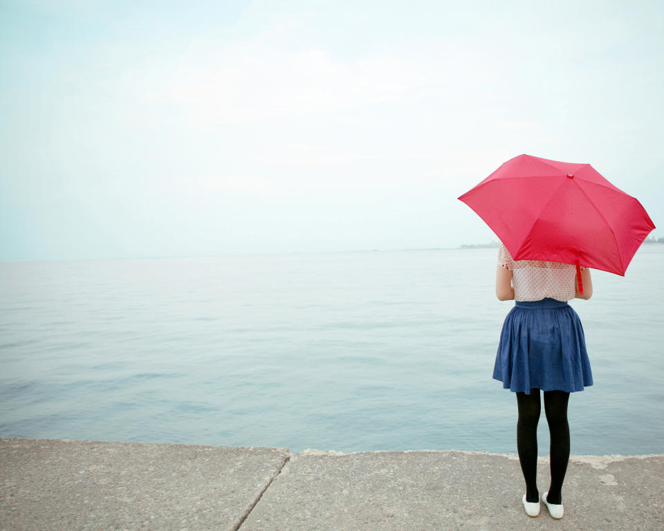 Sonnencreme oder Regenschirm? Die derzeitigen Temperaturschwankungen verwirren auch den Körper. (Symbolbild: Getty Images)