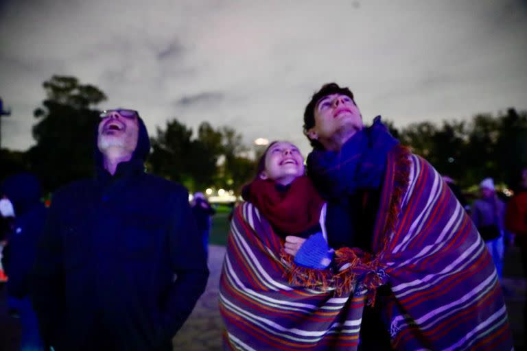 Espectadores del eclipse en El Planetario.