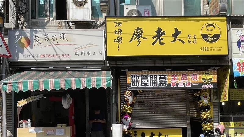 有民眾發現，桃園早餐店「晨吉司漢」隔壁要開一間飲料店「阿娘喂」。（圖／翻攝自 爆廢公社二館）