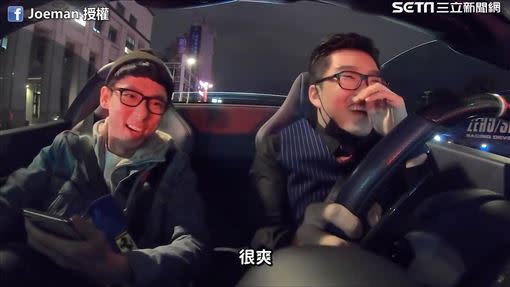 Joeman載著阿滴體驗跑車的速度感。（圖／Joeman臉書授權）