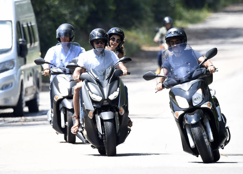 George Clooney y Amal Clooney en moto