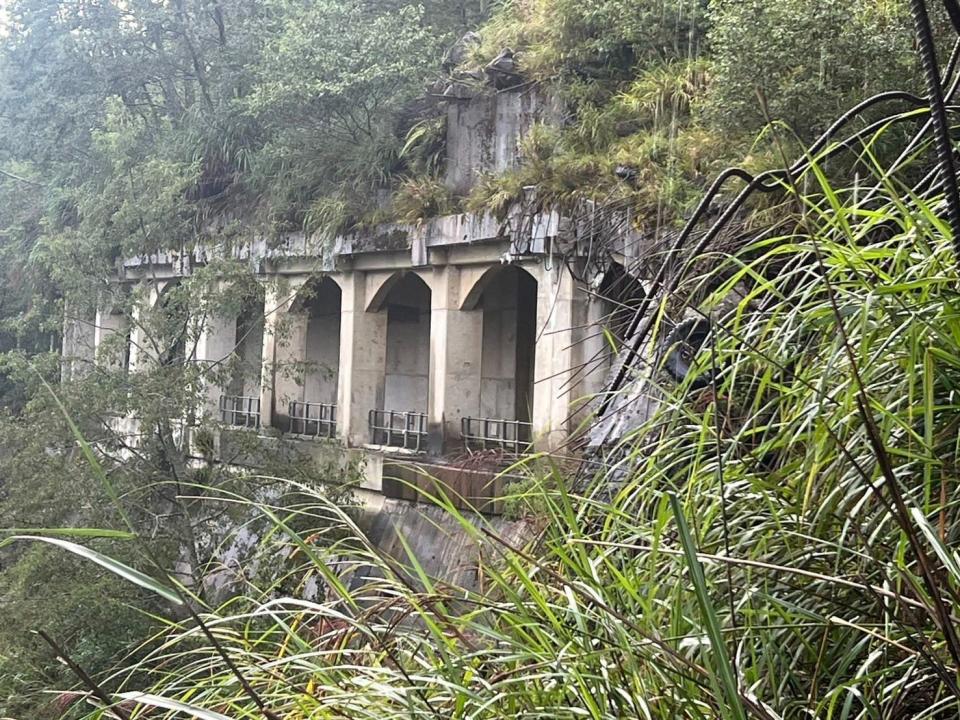 阿里山鄉眠月線大崩壁，登山民眾受困，消防局聯合監工處及派出所警員趕往救援。取自嘉義縣消防局臉書