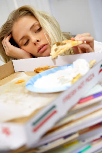 <b>6. ¿La comida y el sueño no tienen conexión alguna?</b> Piénsalo dos veces. Al igual que el hambre, la falta de sueño es un “modo de sobreviviencia” que genera desórdenes hormonales en el organismo. En estado de alerta, el cuerpo no sólo se aferra a las grasas sino que requiere construir más reservas, de ahí el antojo de comidas más pesadas.