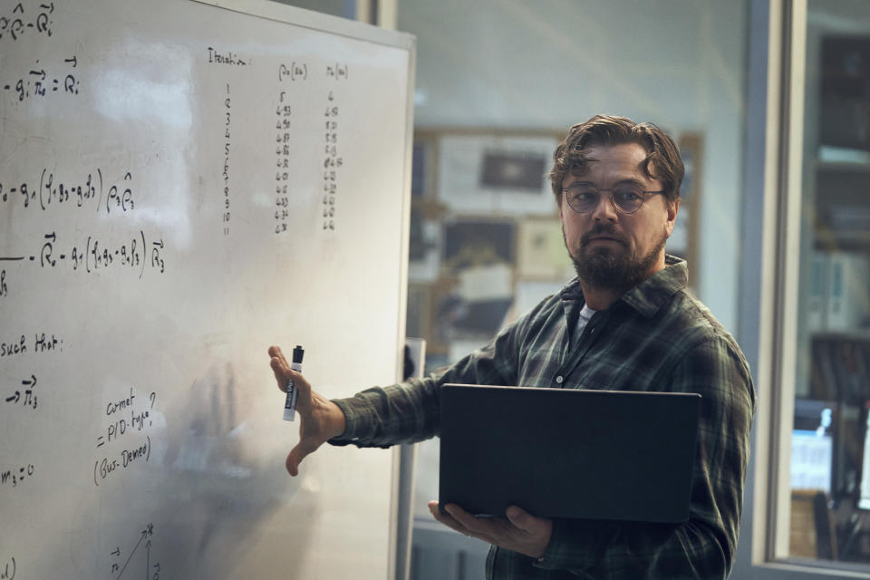 En esta imagen proporcionada por Netflix, Leonardo DiCaprio como el Dr. Randall Mindy en una escena de "Don't Look Up". (Niko Tavernise/Netflix vía AP)