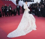 <p>Gar nicht enden wollte das Blitzlichtgewitter, als Model Kendall Jenner (21) in diesem Traum von Giambattista Valli über den roten Teppich der “120 Beats per Minute”-Premiere in Cannes flatterte. Das lag wohl vor allem daran, dass der extravagante Look je nach Perspektive entweder gar nichts oder … (Bild: AP) </p>