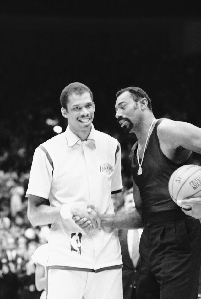 Kareem Abdul-Jabar and Wilt Chamberlain  Basketball legends, Kareem abdul,  Basketball players nba