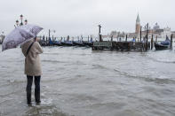 L'Amministrazione comunale di Venezia presenterà richiesta di stato di crisi alla Regione Veneto. Il sindaco Brugnaro: "Tutti i cittadini e le imprese raccolgano materiale utile a dimostrare i danni subiti con fotografie, video, documenti o altro nei prossimi giorni comunicheremo le modalità precise per la richiesta di contributo". Disposta intanto la chiusura delle scuole di Venezia e isole di ogni ordine e grado. (Photo by Stefano Mazzola/Awakening/Getty Images)