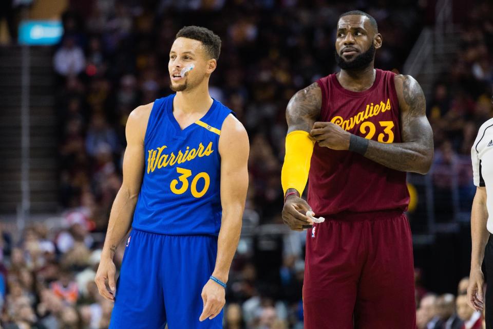 Stephen Curry (L) and LeBron James in a December 2016 game. (Getty)