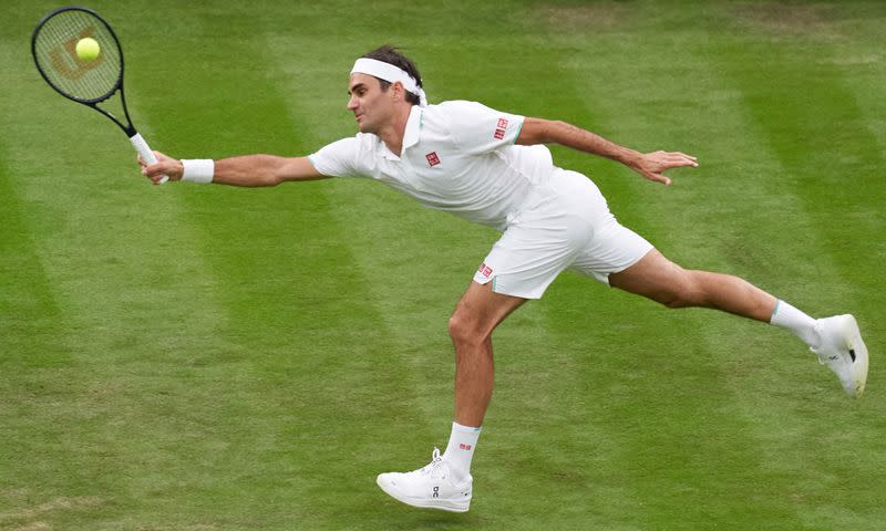 Roger Federer (SUI) en una jugada en el partido contra el francés Adrian Manarinoo (FRA)