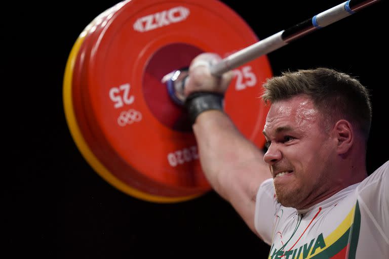 Arnas Sidiskis de Lituania compite en el evento de levantamiento de pesas masculino de 109 kg