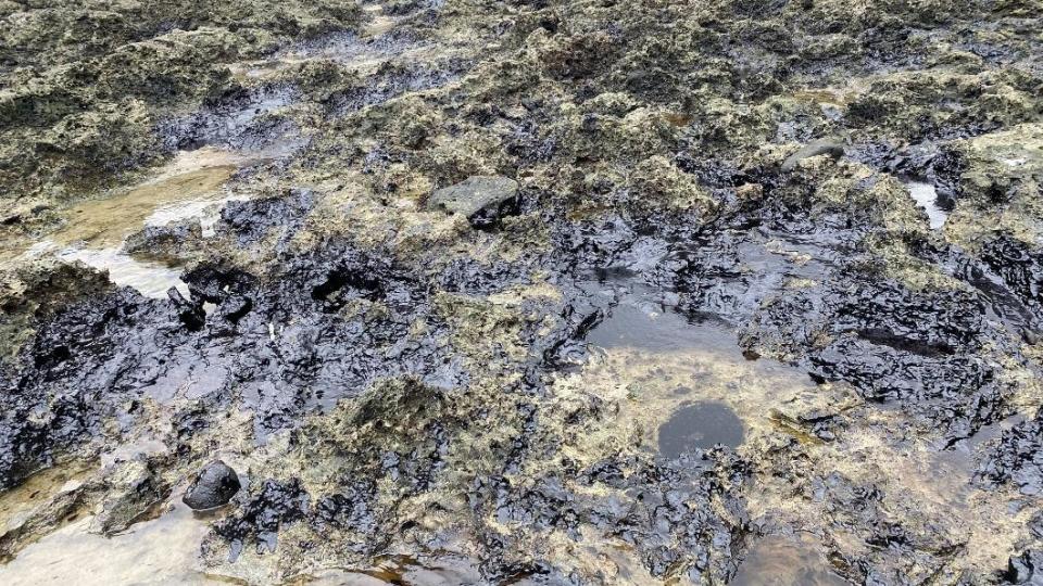綠島知名景點柚子湖被汙染，礁岩上出現大量黑色油污。（圖／翻攝Facebook就是愛綠島）