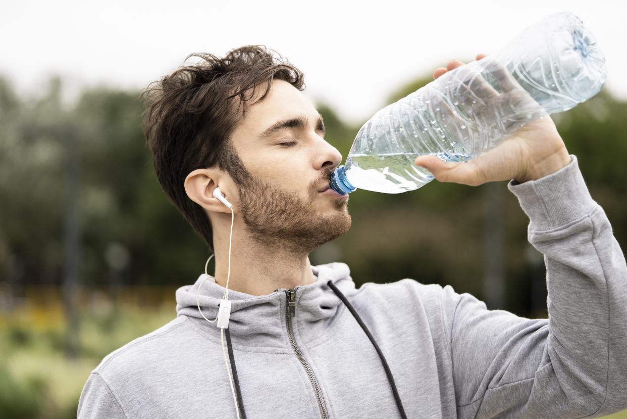 L'eau en bouteille contiendrait plus de 240 000 nanoparticules de plastique par litre. (Photo : Getty Images)