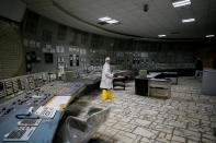 <p>An employee walks at the control center of the stopped third reactor at the Chernobyl nuclear power plant in Chernobyl, Ukraine, April 20, 2018. (Photo: Gleb Garanich/Reuters) </p>