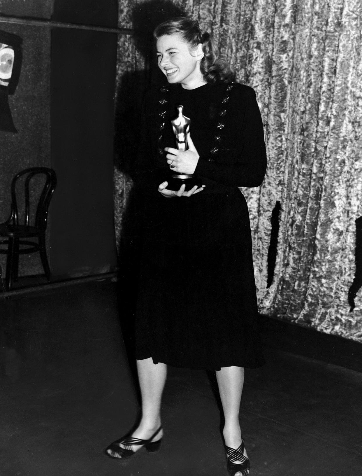 Ingrid Bergman Holds Her Oscar (Phil Burchman / Getty Images)