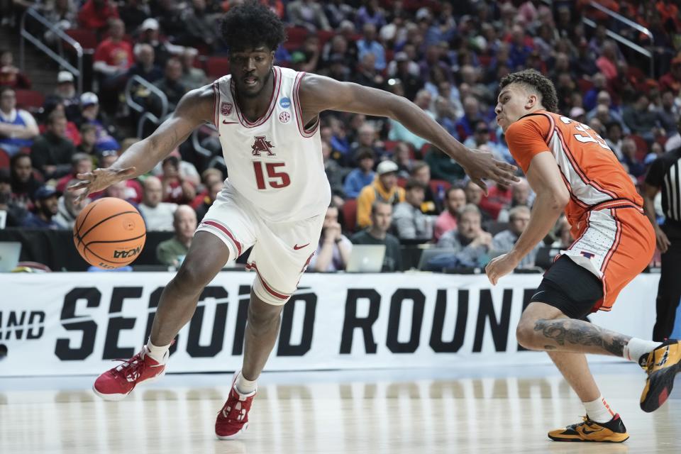 Arkansas's Makhi Mitchell gets by Illinois's Coleman Hawkins during the second half of a first-round college basketball game in the NCAA Tournament Thursday, March 16, 2023, in Des Moines, Iowa. (AP Photo/Morry Gash)