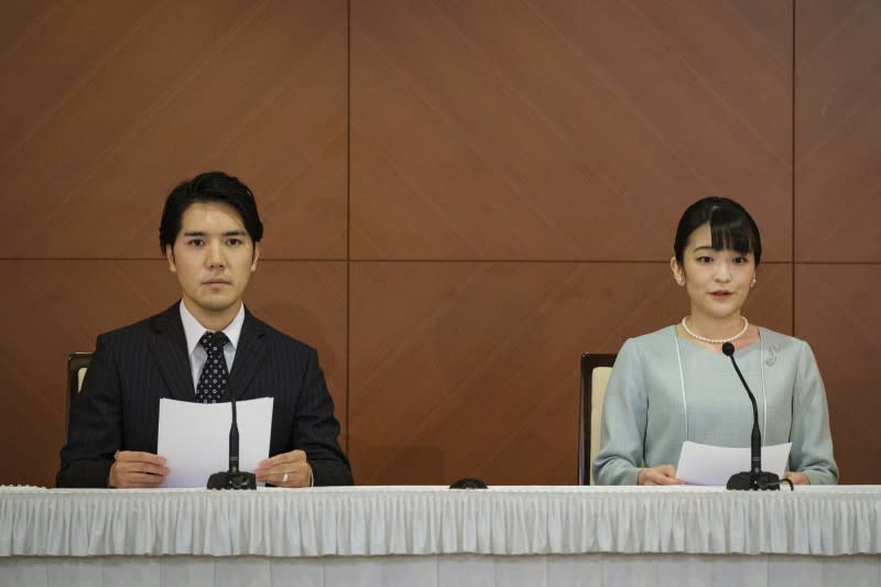 日本皇室秋篠宮夫婦長女真子10月26日與相戀多年的律師男友小室圭登記結婚，當天兩人共同召開記者會。（AP）