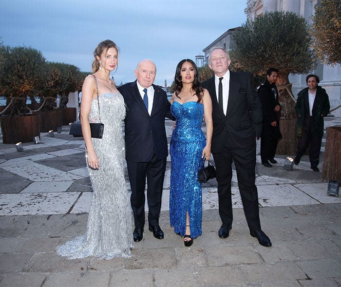 Salma Hayek con su marido, su suegro y su hijastra en Venecia